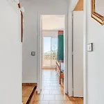 Lush With View Apartment *