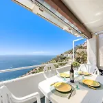 Apartment Lush With View Roses