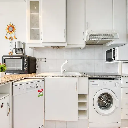 Apartment Lush With View Roses
