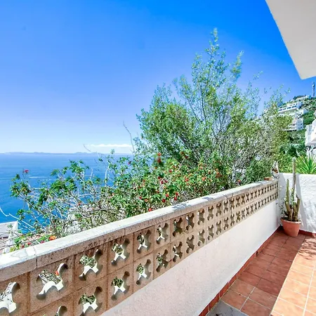 Lush With View Apartment *
