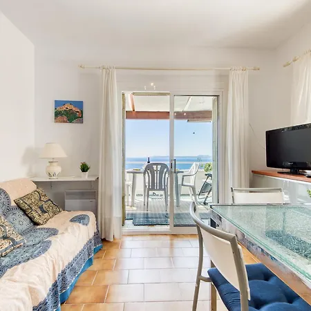 Apartment Lush With View Roses