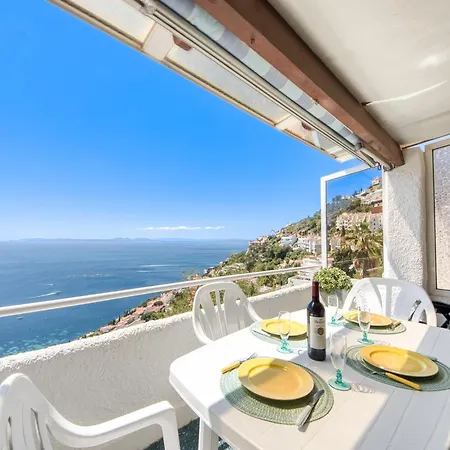 Apartment Lush With View Roses